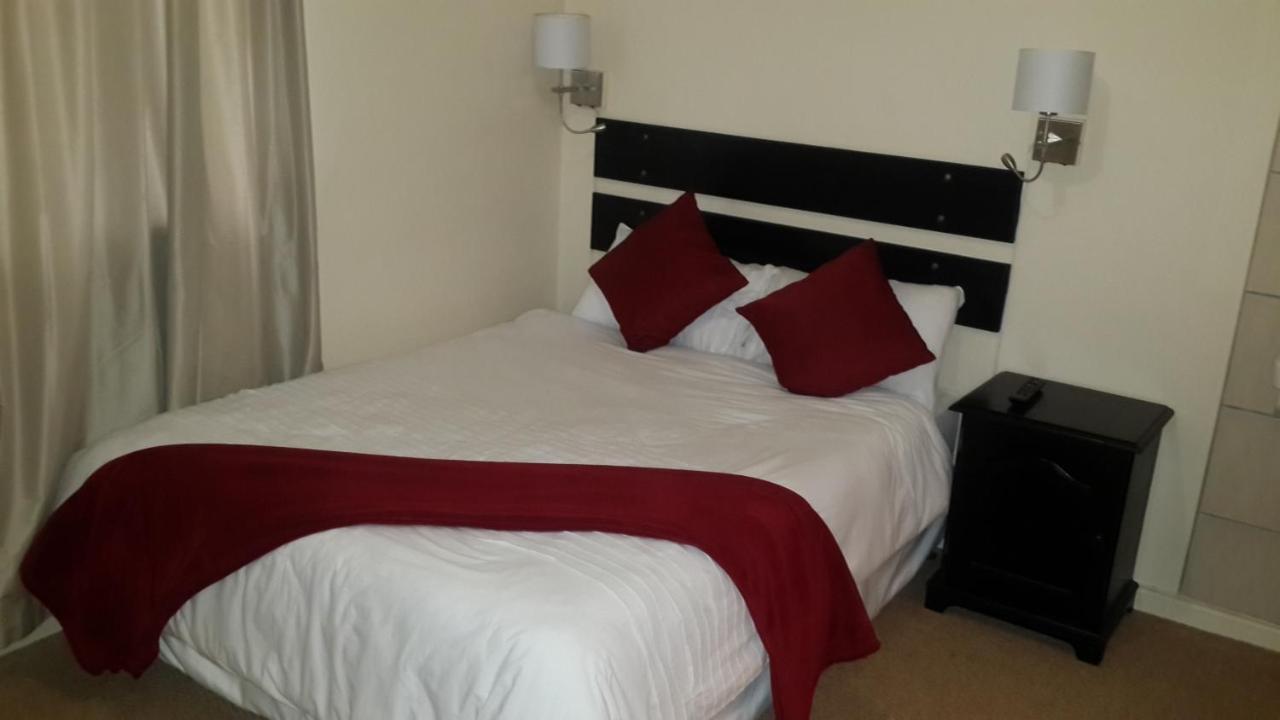 Victoria Hotel Bredasdorp Exterior photo